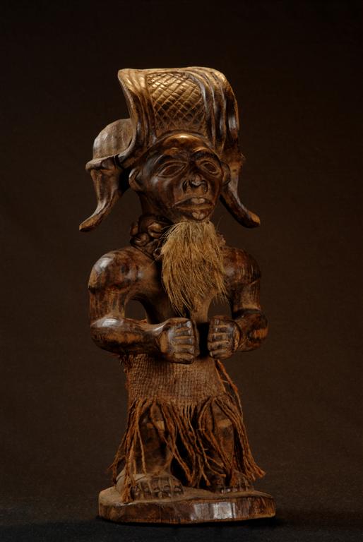Statue de chef en pied (de face b) - Chokwe - Angola 097.jpg - Statue de chef en pied (de face) - bossard statue chef angola chokwe- Angola 097